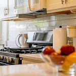 Free Parking Stocked Kitchen 10 Min Boston