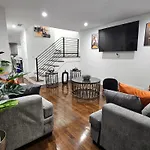 Brand New 4br House 20min Downtown Holiday home *