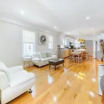 82 - 3br - Stylish Near Mbta Apartment *