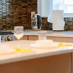82 - 3br - Stylish Near Mbta Apartment *