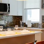 82 - 3br - Stylish Near Mbta Apartment *