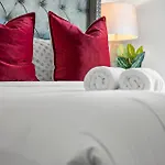 Luxury Furnished Near Logan Airport Apartment *