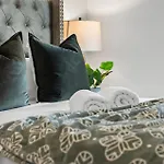 Apartment Luxury Furnished Near Logan Airport *
