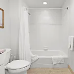 Furnished Loft Style In Southend Apartment *