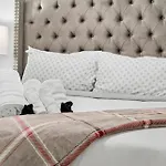 Furnished Luxury Apartment Next To Harvard Stadium