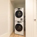 Gorgeous Apt With Kitchen