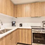 Modern Walk To Restaurants Apartment *