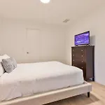 Private Modern Apt With Kitchen