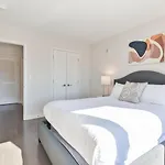 Modern Apt Downtown Seaport