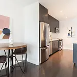 Modern Apt Downtown Seaport