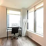 Modern Apt In Seaport