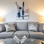 Modern Apt In Seaport