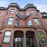 Back Bay Nantucket-Style Pied-A-Terre Off Newbury St