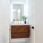 Apartment Modern East 2 Bed 2 Bath Boston