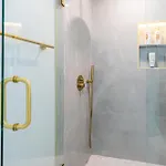 Modern East 2 Bed 2 Bath *