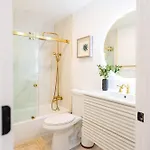 Modern East 2 Bed 2 Bath Apartment