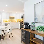 Modern East 2 Bed 2 Bath Apartment *