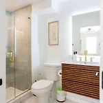 Modern East 2 Bed 2 Bath *