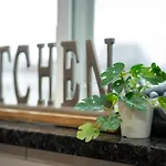 Apartment 40-newly Renovated, Stylish And Beautiful With 4br *