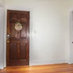 Comfortable And Central 3 Bed Apartment