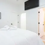 Apartment Luxury 2 Bed 2 Bath East *
