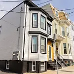 Luxury 2 Bed 2 Bath East *