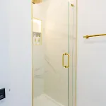 Luxury 2 Bed 2 Bath East Apartment *