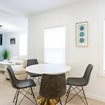 Apartment Luxury 2 Bed 2 Bath East *