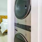 Luxury 2 Bed 2 Bath East Apartment *