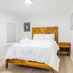 Luxury 2 Bed 2 Bath East *