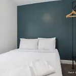 Quarters On Dot By Thatch Apartment *