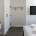 Quarters On Dot By Thatch Apartment