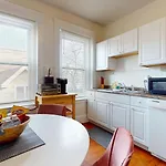 Apartment Sunny,spacious, Sleeps 4, Steps To Mbta,hospitals Brookline