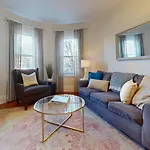Sunny,Spacious, Sleeps 4, Steps To Mbta,Hospitals
