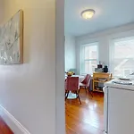 Sunny,spacious, Sleeps 4, Steps To Mbta,hospitals Apartment *
