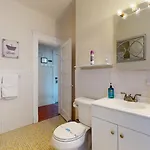 Sunny,spacious, Sleeps 4, Steps To Mbta,hospitals * Brookline