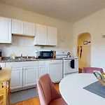Sunny,spacious, Sleeps 4, Steps To Mbta,hospitals Apartment *