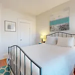 Sunny,Spacious, Sleeps 4, Steps To Mbta,Hospitals