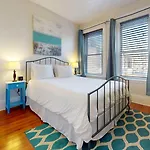 Sunny,spacious, Sleeps 4, Steps To Mbta,hospitals Apartment Brookline