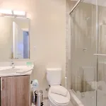 Lavish 3 Bed In Downtown Keyless Entry Apartment *