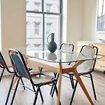 Spacious 2Br Fidi District Centrally Located