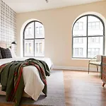 Spacious 2Br Fidi District Centrally Located