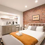 Cozy Garden Level Studio