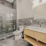 Elegant 2 Bedroom Prime Location *