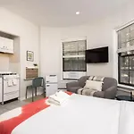 Apartment Retro On Quiet Street *