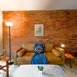 Bright And Cozy Studio Apartment