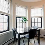 Bright And Cozy Studio Apartment