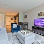 Luxury Apt In Seaport With Gym