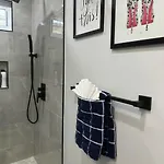 85b Brand New 3br, 2ba, Walk To Transit, Near Apartment