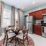 Stylish 3 Bedroom Apartment *